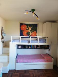 um quarto com um beliche branco e uma prateleira em Villino Verde Pomodoro em Arezzo