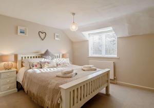 Кровать или кровати в номере Suffolk Punch Cottage