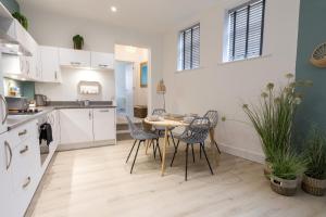 uma cozinha e sala de jantar com mesa e cadeiras em Courtyard Retreat em Southampton