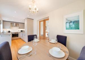 una cucina e una sala da pranzo con tavolo e sedie di Sundial and Woodland Lodge a Wilby