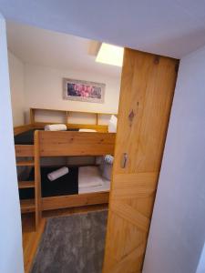 Postel nebo postele na pokoji v ubytování Kozma Apartments Peterlewand Gerlitzen Ossiachersee