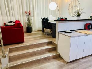 ein Wohnzimmer mit einem roten Sofa und einem Tisch in der Unterkunft Apartamento El Remo in Torremolinos
