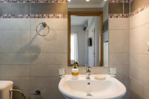 Olive Tree Villa في مدينة خانيا: حمام مزود بحوض ومِرآة +23 صورة