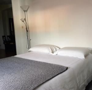 En eller flere senge i et værelse på Le Neoulous