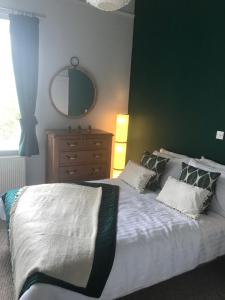 Dormitorio con cama con espejo y tocador en * POPULAR * Stunning quiet apartment by the sea en Torquay
