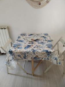 een tafel met een doek erop met twee stoelen bij Casa Shanty in La Spezia