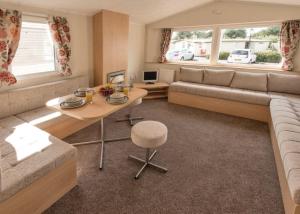 朗里奇的住宿－Beacon Fell View，客厅配有沙发和桌子