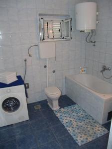 y baño con aseo, bañera y lavamanos. en Apartment Davor, en Gradac