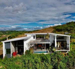 Angono的住宿－Dicimulacion Staycation House，山丘上带游泳池的房子