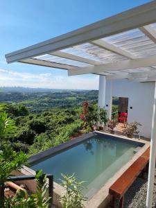 una piscina en una casa con pérgola en Dicimulacion Staycation House, en Angono