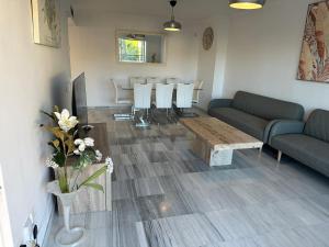 Posedenie v ubytovaní Luxurious 3 Bedroom Apartment in the heart of Alhaurín Golf