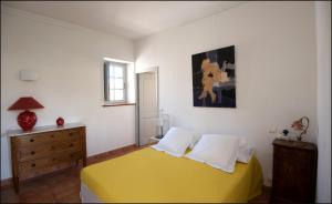 - une chambre avec un lit jaune, une commode et une fenêtre dans l'établissement Villa Lazaret, à Ajaccio