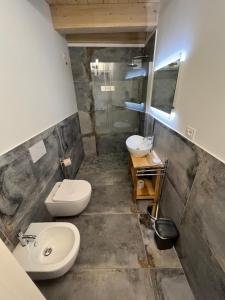 La salle de bains est pourvue de 2 toilettes et d'un lavabo. dans l'établissement De LoCa Rooms, à Tropea