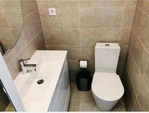 een badkamer met een wit toilet en een wastafel bij Matosinhos Beach Loft in Matosinhos