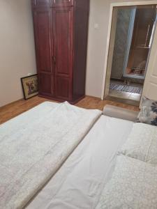 Een bed of bedden in een kamer bij Apartman Urošević