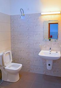 Lake Red 6 Apartments & Hotel في نوغيغودا: حمام مع مرحاض ومغسلة