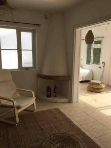 salon z krzesłem i kominkiem w obiekcie Private beautiful house - ( nice swimming Pool) w mieście Cala'n Porter