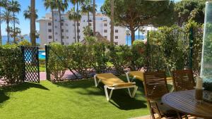 Basen w obiekcie MI CAPRICHO, Beachfront, Grownfloor, Private Garden & Terrace lub w pobliżu