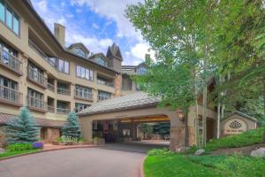 una vista exterior de un edificio con patio en The Pines Lodge, a RockResort en Beaver Creek