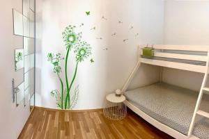 een kamer met een stapelbed en een muurschildering van bloemen aan de muur bij Familienapartment in Wien in Wenen