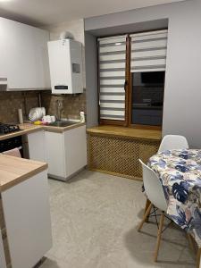 Кухня або міні-кухня у Hygge Apartment