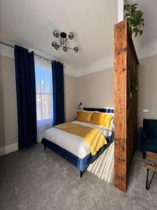 een slaapkamer met een bed en een groot raam bij Norton house in Brighton & Hove