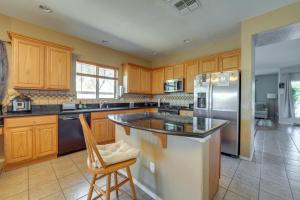 Dapur atau dapur kecil di 8 Mi to Sports Complex Peoria Home with Hot Tub!