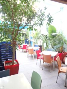 A restaurant or other place to eat at Parrots Sitges Hotel