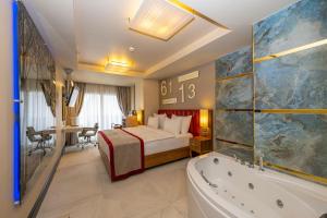 um quarto de hotel com uma cama e uma banheira em Ramada By Wyndham Istanbul Pera Taksim em Istambul