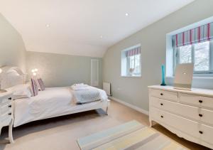 מיטה או מיטות בחדר ב-West Barn Cottage