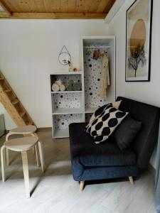 sala de estar con sofá y mesa en Bed & the City - mini loft urbano, en Turín