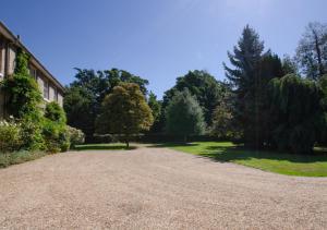 eine Kieseinfahrt vor einem Haus in der Unterkunft The Old Rectory in Tattingstone