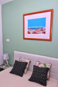 リスボンにあるLisbon apartmentのピンクベッド(枕付)が備わります。壁に絵が描かれています。