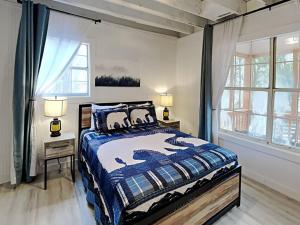 - une chambre avec un lit et une grande fenêtre dans l'établissement Jireh Mount Cabin, à Cosby