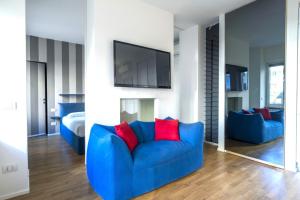 a blue couch with red pillows in a living room at Easylife - Confortevole appartamento in Bocconi in Milan
