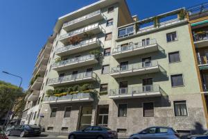 米蘭的住宿－Easylife - Confortevole appartamento in Bocconi，公寓大楼前面设有停车位。