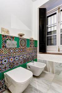 セビリアにあるGenteel Home Corral del Reyのバスルーム(トイレ、洗面台付)