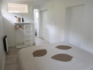 Łóżko lub łóżka w pokoju w obiekcie La Petite Sommière
