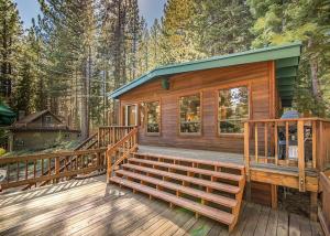 Cabaña de madera con terraza grande con porche en Fantastic Home In Woods With Hot Tub! en South Lake Tahoe