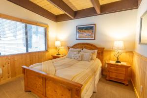 Un dormitorio con una cama grande y una ventana en Fantastic Home In Woods With Hot Tub! en South Lake Tahoe