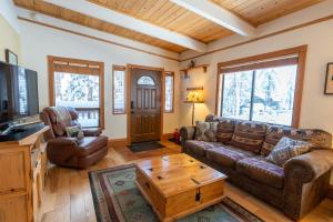 sala de estar con sofá y mesa de centro en Fantastic Home In Woods With Hot Tub! en South Lake Tahoe