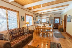 sala de estar con sofá y mesa en Fantastic Home In Woods With Hot Tub! en South Lake Tahoe