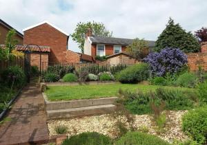 a garden in front of a house at Wren Cottage in Woodbridge