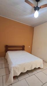 una camera con letto e ventilatore a soffitto di Casa 29 casa inteira a Pirenópolis
