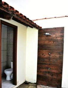 bagno con servizi igienici e porta in legno di Casa 29 casa inteira a Pirenópolis