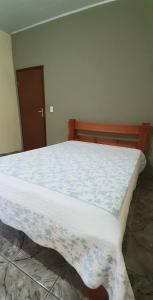 una camera da letto con un letto grande con testiera in legno di Casa 29 casa inteira a Pirenópolis