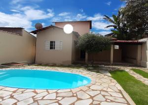 una villa con piscina di fronte a una casa di Casa 29 casa inteira a Pirenópolis