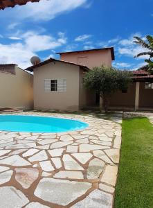 una casa con piscina nel cortile di Casa 29 casa inteira a Pirenópolis Altre 8 foto