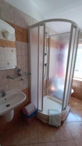 y baño con ducha y lavamanos. en Motel Velký Rybník en Pelhřimov