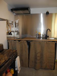 uma cozinha com um lavatório e uma bancada em Art et Nature em Abbeville